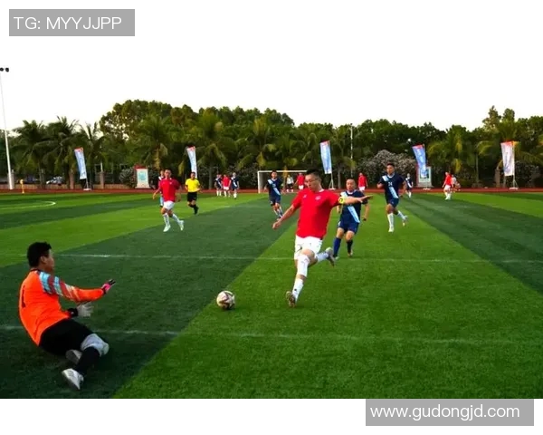 足球场极速冲刺:球星们如何用速度突破防线引领比赛潮流 足球场极速冲刺:球星们如何用速度突破防线引领比赛潮流