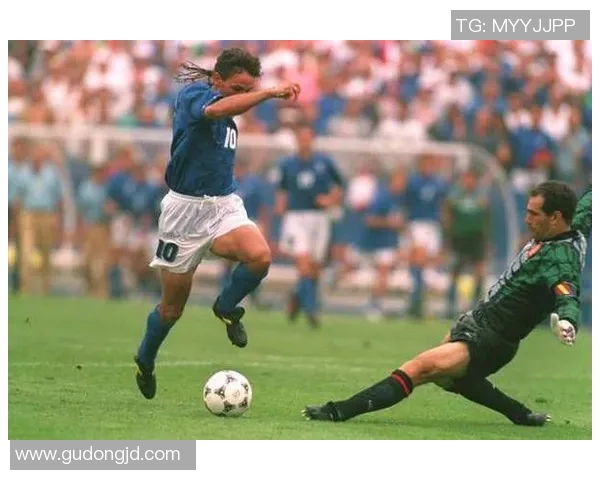 优雅踢法与华丽技巧相融合的足球球星风采解析