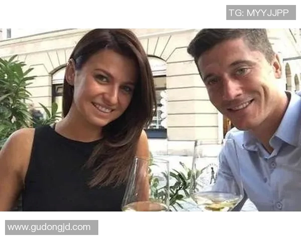 现役足球十大球星妻子盘点 揭秘他们背后的女人与家庭故事