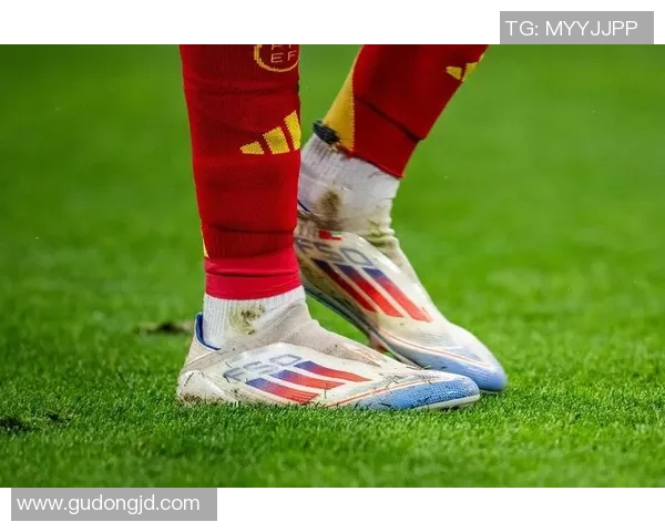 穿阿迪足球鞋的球星展现绝佳脚法助力比赛征程突破个人极限 穿阿迪足球鞋的球星展现绝佳脚法助力比赛征程突破个人极限